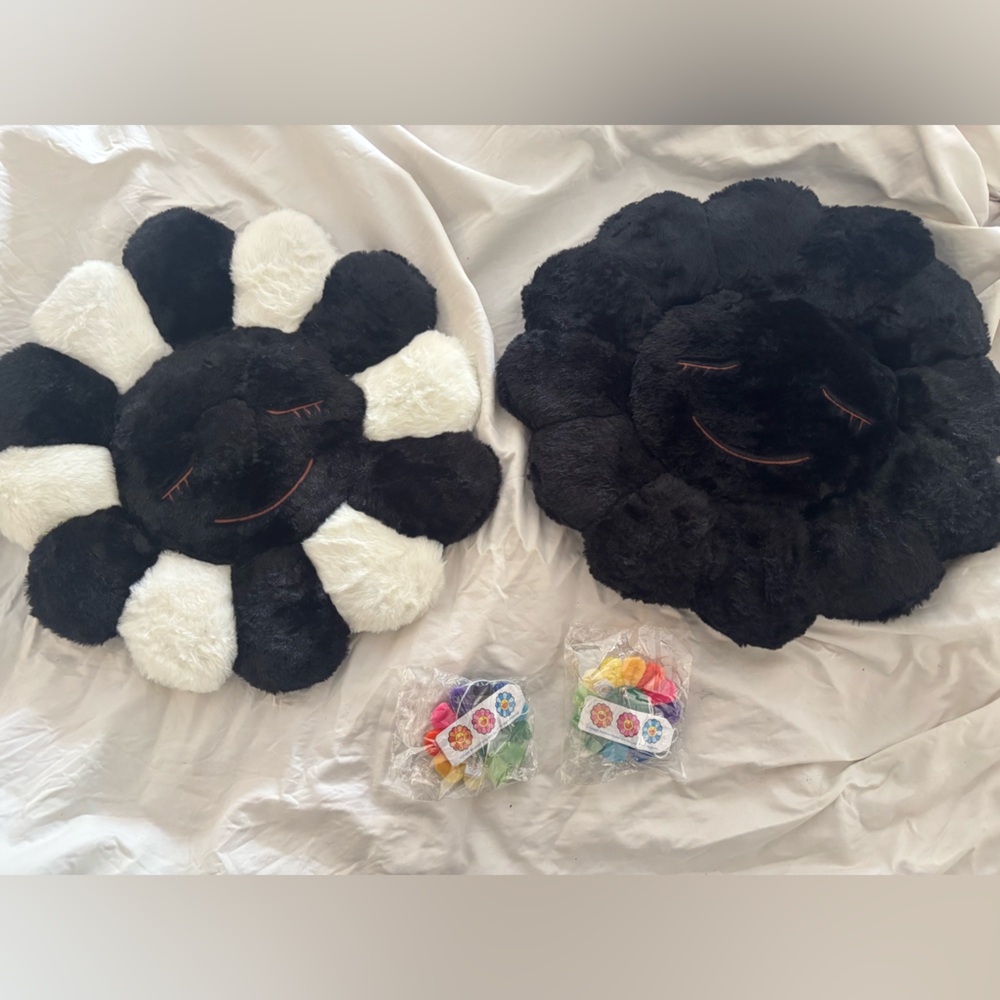Takashi Murakami 🌈 Flower Plush Bundle - Picture 5 of 5